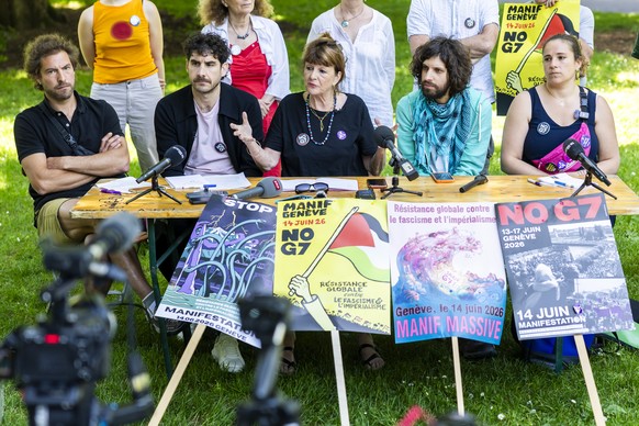 Les membres de coalition NoG7, de gauche a droite, Yvan V., Vincent Bircher, Francoise Nyffeler, Teo Frei, et Isabelle Bertin, s'expriment lors d'une conference de presse de la coalition NoG ...