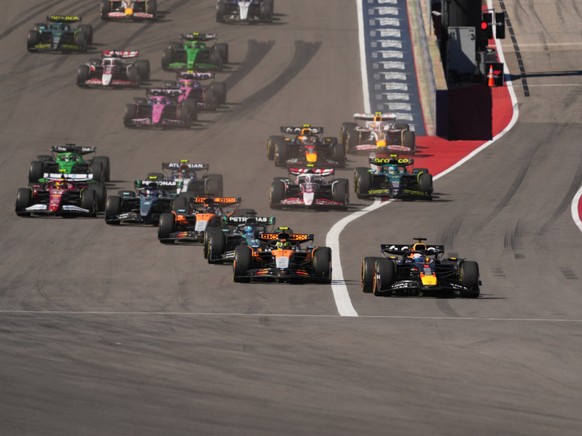 Verstappen a pris la tête dès le départ