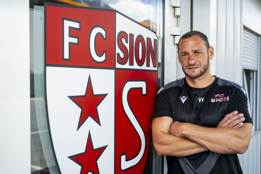Vilmos Vanczak, nouvel entraineur assistant du FC Sion, pose lors d'une conference de presse du FC Sion avant le debut de la nouvelle saison de football de Super League le jeudi 24 juillet 2025 a ...