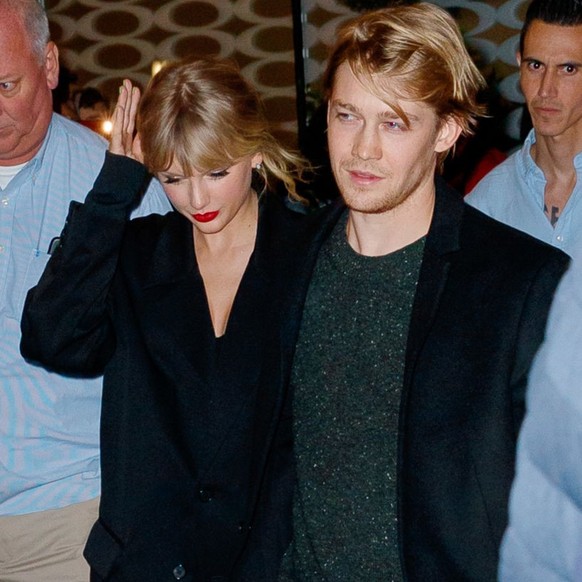 NEW YORK, NEW YORK - OCTOBER 06: Taylor Swift and Joe Alwyn depart Zuma on October 06, 2019 in New York City. (Photo by Jackson Lee/GC Images)