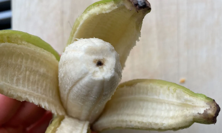 Que cache la tache sombre sur la banane?