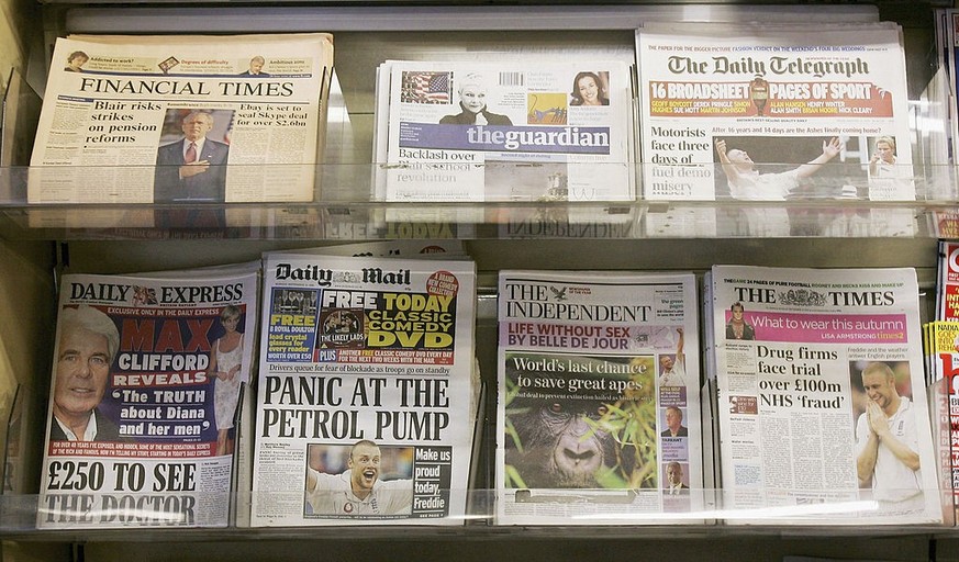LONDON - SEPTEMNER 12: Copies of The Guardian newspaper sit on display along with other British newspapers at a newsagents on September 12, 2005 in London, England. The Guardian has relaunched, changi ...