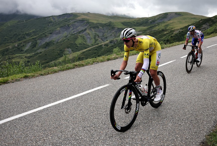 epa12258789 Slovenian rider Tadej Pogacar of UAE Team Emirates (L) with the yellow jersey at the Col du la Madeleine during the 18th stage of the Tour de France cycling race over 171.5km from Vif to C ...