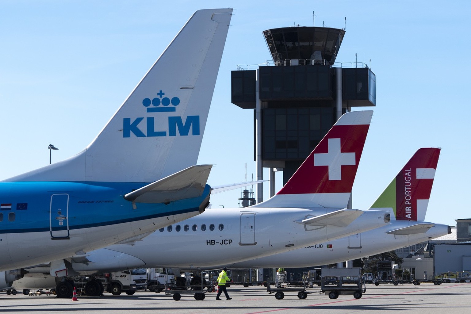 Un avion de la compagnie KLM, Swiss International Air Lines et Air Portugal sur le tarmac devant la tour de controle Skyguide ce lundi 24 fevrier 2020 a l&#039;aeroport de Geneve. L&#039;aeroport inte ...