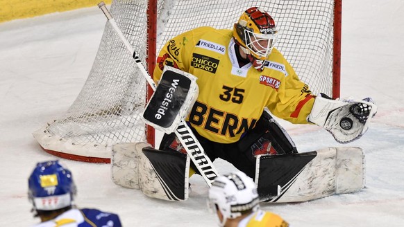 Der Berner Torhueter Tomi Karhunen, im Finale vom Eishockey-Pre-Playoff Qualifikationsspiel der National League zwischen dem HC Davos und dem SC Bern, am Sonntag, 11. April 2021, im Eisstadion Davos i ...