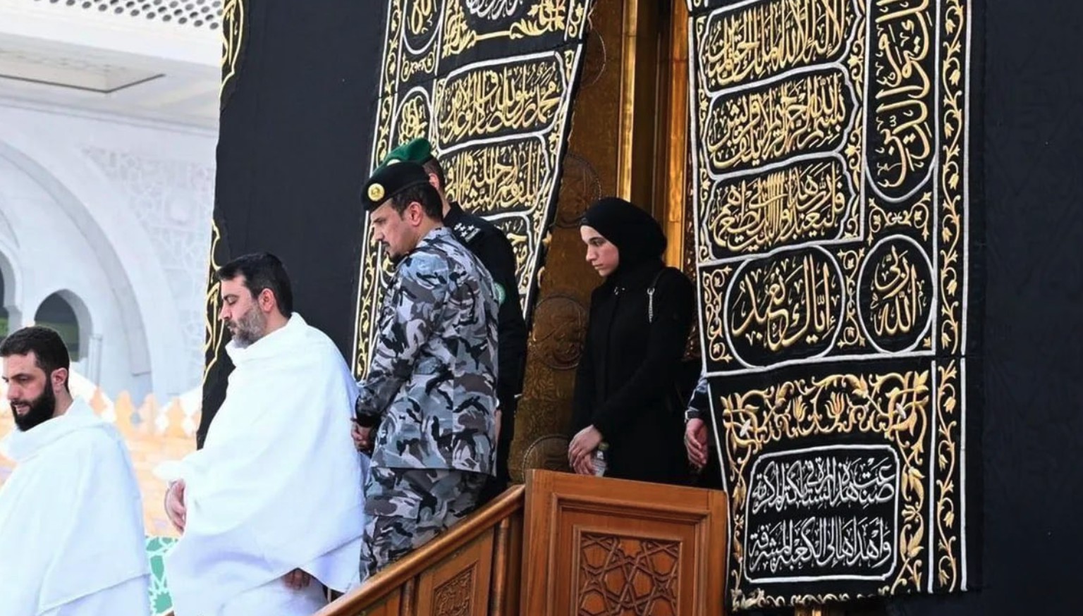 Latifa al-Daroubi, première dame de Syrie. A sa droite, son mari, le président intérimaire de la Syrie, Ahmed al-Charaa