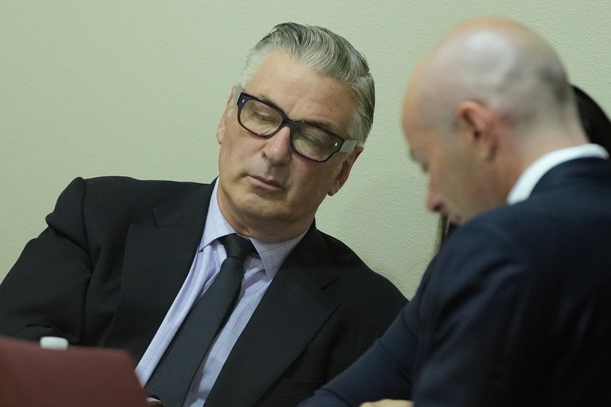 epa11474905 US actor Alec Baldwin (L) attends his trial for involuntary manslaughter at Santa Fe County District Court in Santa Fe, New Mexico, USA, 12 July 2024. In October 2021, on the New Mexico se ...