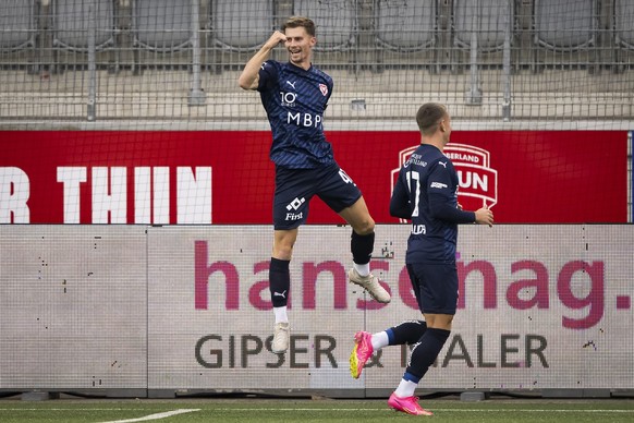Vaduz&#039; Fabio Fehr, links, jubelt nach seinem Tor zum 1-0 neben Vaduz&#039; Alessandro Kraeuchi, rechts, im Fussball Meisterschaftsspiel der Challenge League zwischen dem FC Thun und dem FC Vaduz, ...