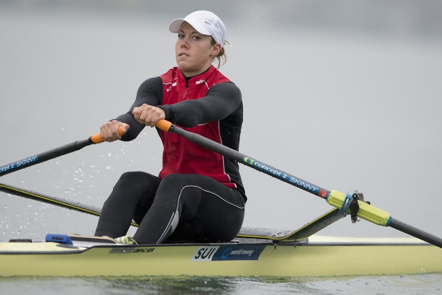 Die Schweizer Skiff-Ruderin Jeannine Gmelin waehrend eines Trainings am Mittwoch 6. April 2016 auf dem Sarnersee bei Sarnen. (KEYSTONE/Urs Flueeler)