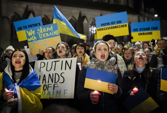 Protestors take part in a demonstration against the Russian invasion of Ukraine in Zuerich, Switzerland, on Monday, February 28, 2022. (KEYSTONE/Michael Buholzer)