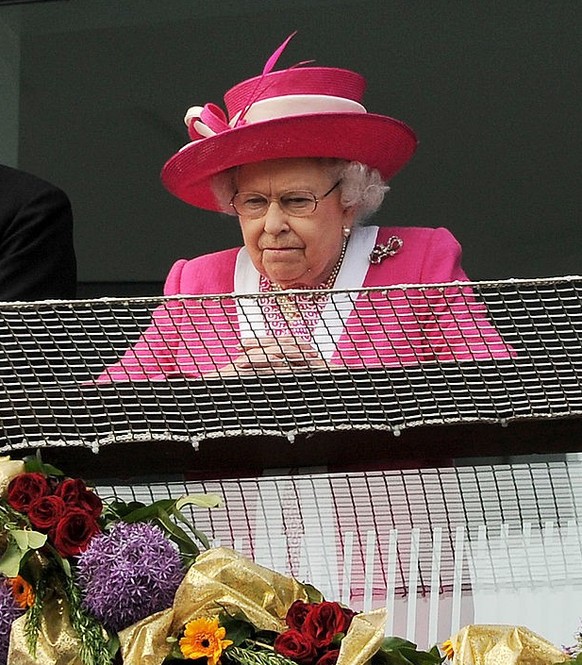 EPSOM, ENGLAND - JUNE 01: Queen Elizabeth II watches the racing from the royal balcony at the Epsom Derby at Epsom Racecourse on June 1, 2019 in Epsom, England. (Photo by Mark Cuthbert/UK Press via Ge ...