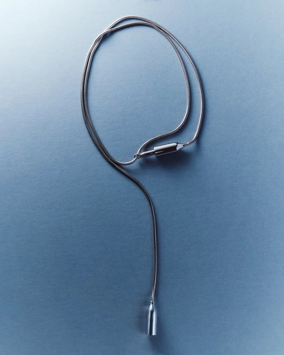 Ce collier électrode est à vendre pour 2350 dollars.