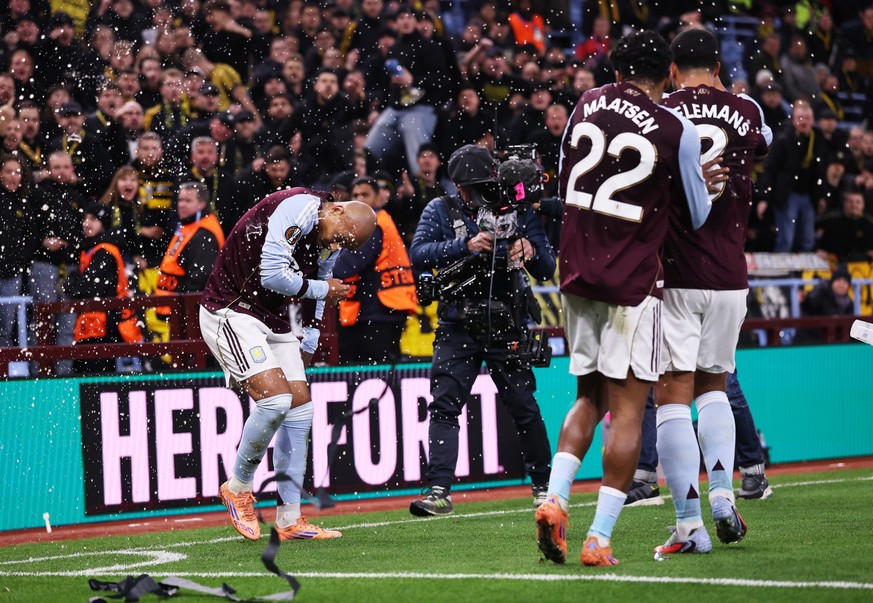 BIRMINGHAM, ENGLAND - NOVEMBER 27: Donyell Malen of Aston Villa reacts as BSC Young Boys fans throw items and drinks on the pitch as he celebrates scoring his team&#039;s first goal during the UEFA Eu ...