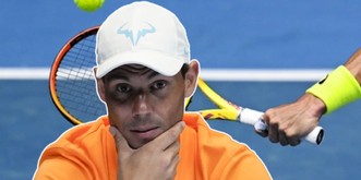 Pourquoi Nadal tient bizarrement sa raquette 