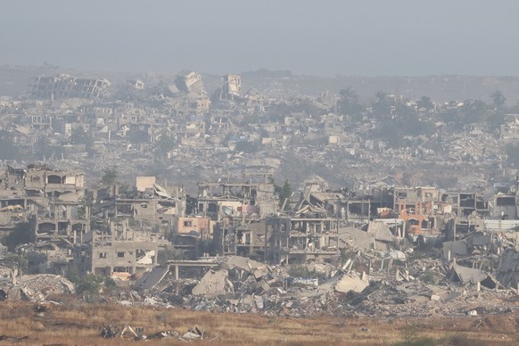 epa12115732 Ruined buildings in the Gaza Strip, as seen near the border with the Gaza Strip, southern Israel, 19 May 2025. The Israeli Defense Force has announced the launch of broad operations on Gaz ...