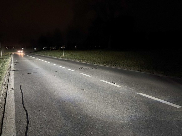 Ici, la voiture a été bombardée de pierres.