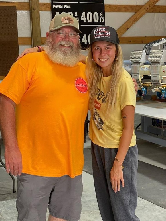 Hailey, un fan, et ses casquettes à vendre (oui, y a rien qui va sur cette photo).