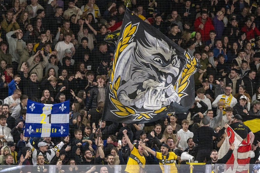Ajoies Fans jubeln beim Eishockey-Qualifikationsspiel der National League zwischen dem HC Ajoie und dem SC Bern in der Raiffeisen Arena in Porrentruy, am Samstag, 14. Januar 2023. (KEYSTONE/Georgios K ...