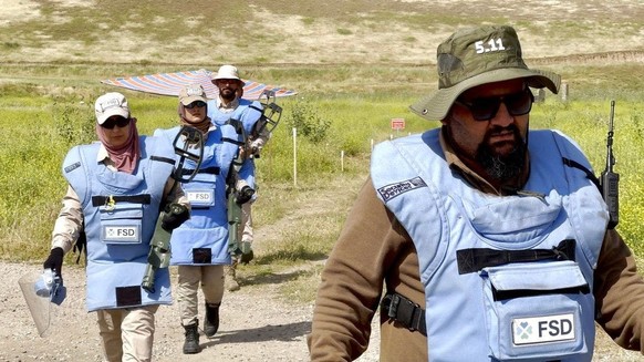 Le reporter de CH Media Kurt Pelda et le président du PLR Thierry Burkart ont accompagné une équipe de la Fédération suisse de déminage (FSD) en Irak pour une démonstration de déminage.