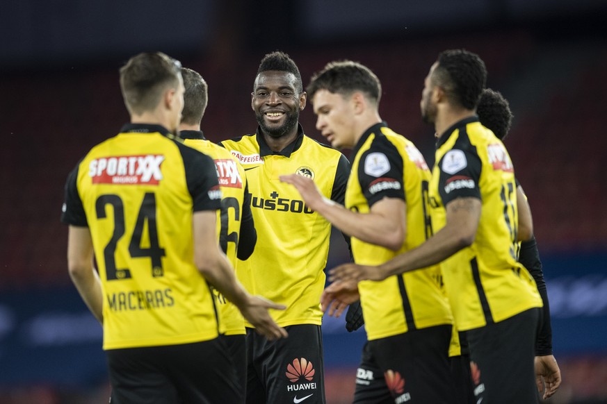 Die Berner jubeln zum 1:0 Tor im Fussball Meisterschaftsspiel der Super League zwischen dem FC Zuerich und den BSC Young Boys im Letzigrund, am Donnerstag, 22. April 2021 in Zuerich. (KEYSTONE/Ennio L ...