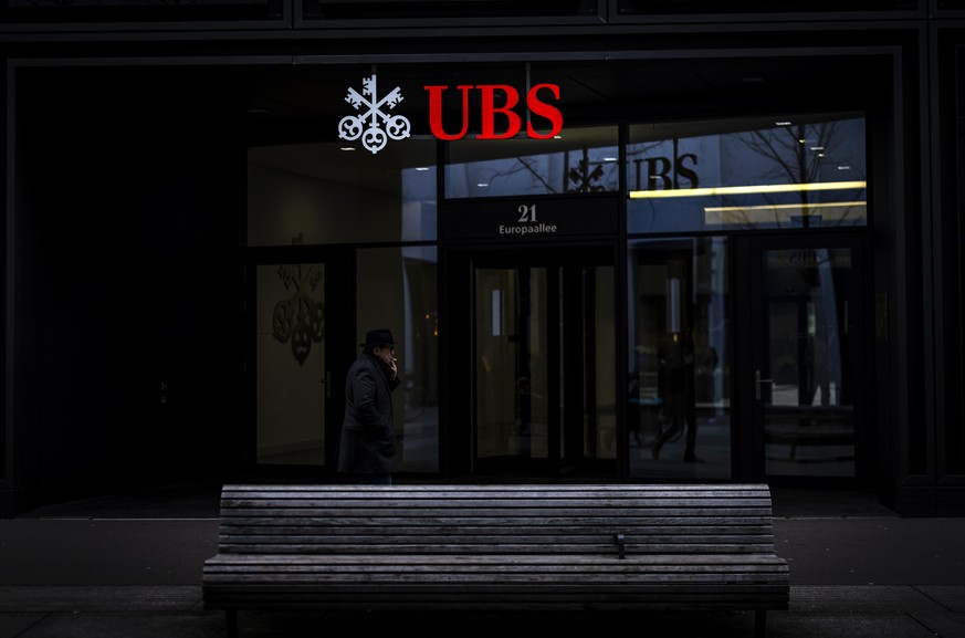 Commuters walk past a logo of the Swiss bank UBS in Zurich, Switzerland, on Tuesday, February, 4, 2025. (KEYSTONE/Michael Buholzer)