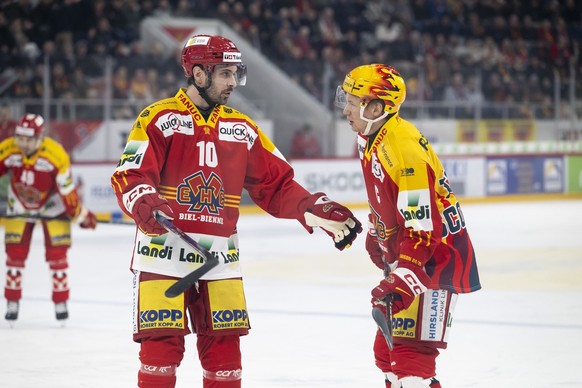 Luca Cunti (EHCB) (links) spricht mit PostFinance Top Scorer Toni Rajala (EHCB) (rechts) im Spiel der Eishockey National League zwischen EHC Biel-Bienne, EHCB, und SCL Tigers, SCL, vom Donnerstag, 27. ...