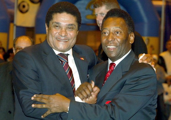 Two soccer legends, Portugal&#039;s Eusebio (L) and Brazil&#039;s Pele (R), hug each other on Saturday, 29 November 2003, at the opening of the &quot;All Football&quot; fair in Lisbon, Portugal. EPA/T ...