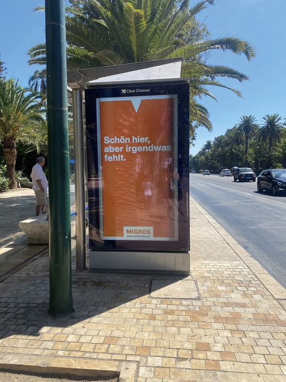 Voici pourquoi Migros fait de la pub en Espagne: «C&#039;est beau ici, mais il manque quelque chose» dit la pub, en allemand, sur ce trottoir espagnol.