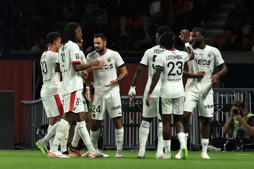 epa10863028 Nice&#039;s Terem Moffi (R) celebrates with teammates after scoring the 0-1 goal during the French Ligue 1 soccer match between Paris Saint-Germain and OGC Nice in Paris, France, 15 Septem ...