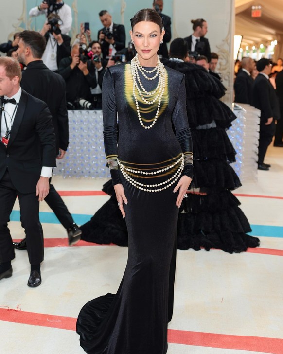 Le top model a laissé apparaître son baby bump.