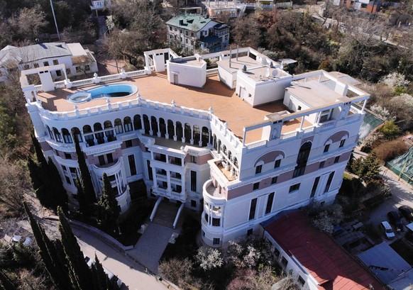 Russia Crimea Zelensky Property 8156653 02.04.2022 A picture shows a residential building, where Ukrainian President Volodymyr Zelensky and his wife own apartments, in Yalta, Crimea, Russia. Elite apa ...