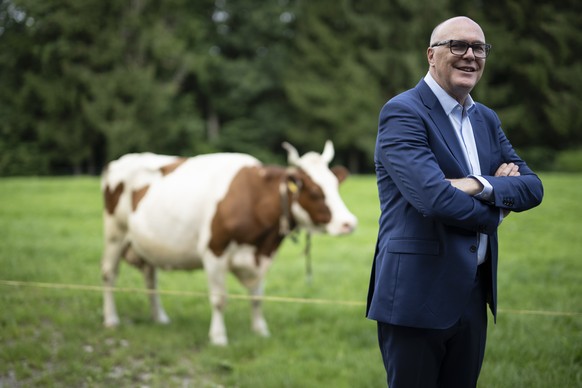 Bundesrat Martin Pfister und eine Kuh am 1. August Brunch, am Freitag, 1. August 2025 auf dem Hof der Familie Eisenhut in Rimensberg bei Luetisburg. (KEYSTONE/Gian Ehrenzeller)