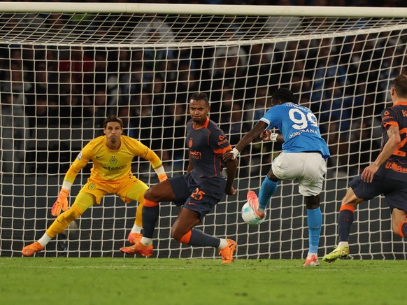 Yann Sommer (à gauche) et Manuel Akanji (deuxième en partant de la gauche) ont coulé sur la pelouse du Napoli.