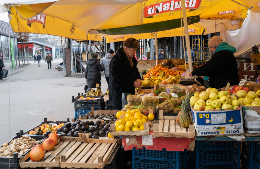 Des vendeurs de fruits dans un quartier détruit de Kharkiv.