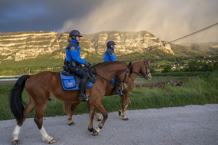 Une patrouille de la brigade equestre de la police genevoise effectuent une patrouille dans le cadre d&#039;une mission de prevention des cambriolages et de securisation aux abords de la frontiere, ce ...