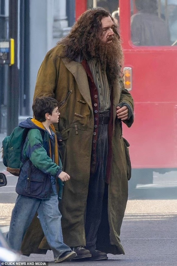 Dominic McLaughlin et Nick Frost dans le rôle de Harry Potter et Hagrid,