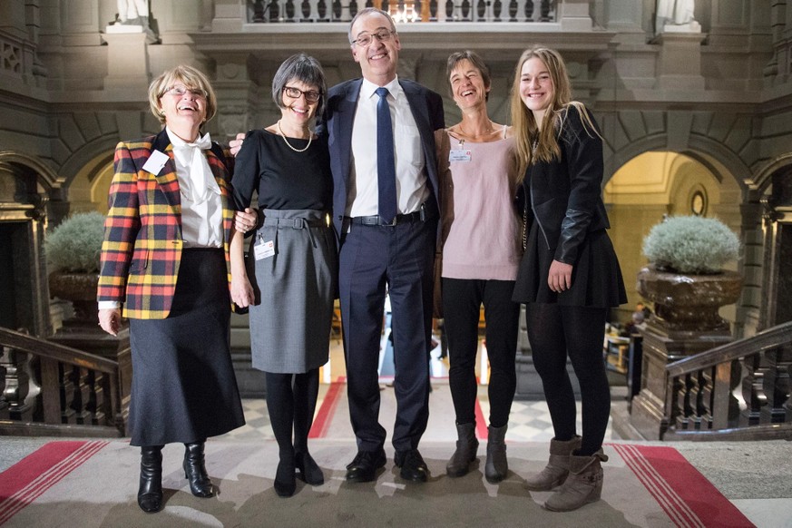Guy Parmelin en compagnie de sa belle-mère Maria Merotto, de son épouse Caroline, de sa sœur Valérie Cottet et de sa nièce Lauren Cottet (de gauche à droite), après son élection, le 9 décembre 2015.