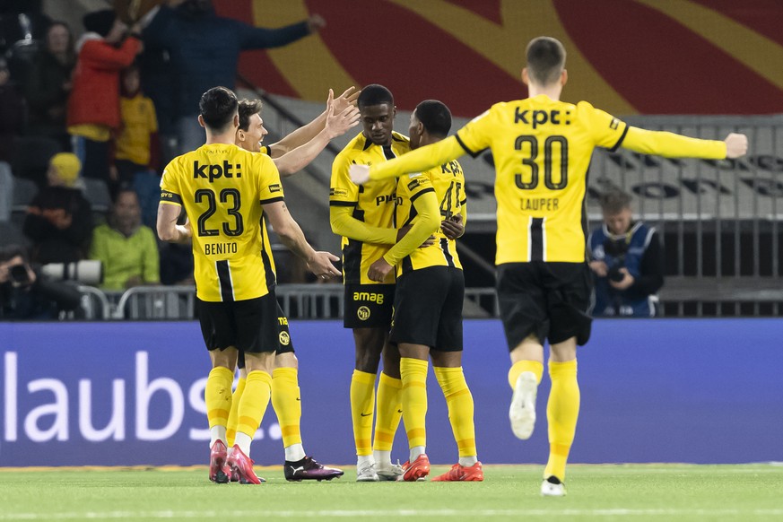 Chris Bedia (YB), Mitte-links, jubelt nach seinem Tor zum 2-0 mit seinem Teamkollegen im Fussball Meisterschaftsspiel der Swiss Super League zwischen BSC Young Boys, YB, und FC Lausanne-Sport, LS, vom ...