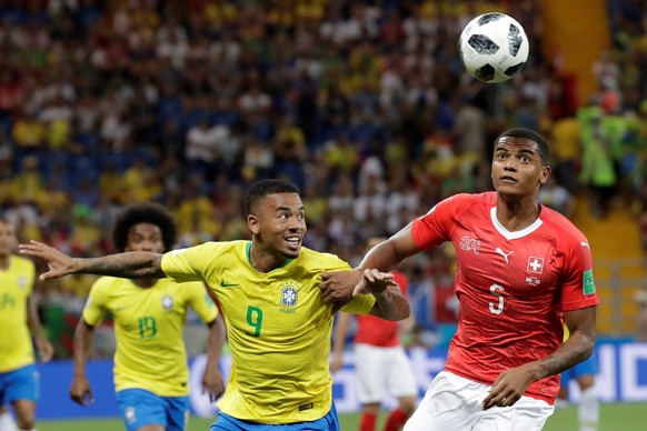 epa06816783 Brazilian forward Gabriel Jesus (C) and Swiss defender Akanji (R) during the FIFA World Cup 2018 Group E soccer match between Brazil and Switzerland, in Rostov-On-Don, Russia, 17 June 2018 ...