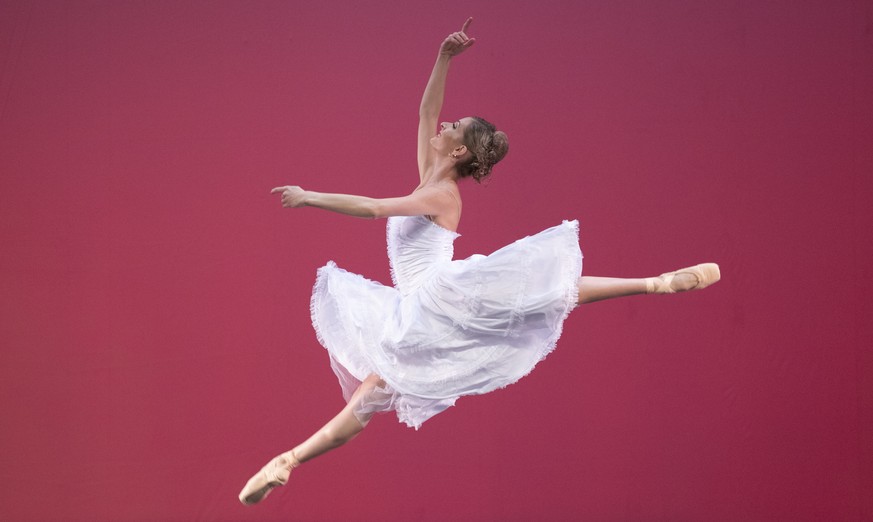 epa09122125 Senior Soloist Shana Dewey performs during the final dress rehearsal for &#039;Ballet and Beyond&#039; by Joburg Ballet at the Joburg Theater, Johannesburg, South Africa, 08 April 2021. On ...