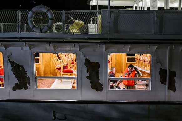 Des pompiers et des ouvriers de la CGN travaillent a la securisation du bateau Le &quot;Simplon&quot; amarre le vendredi 29 mars 2024 au debarcadere de Cully. Le &quot;Simplon&quot;, un bateau histori ...