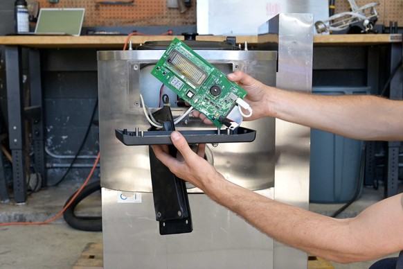 iFixit zerlegten eine McFlurry-Maschine.