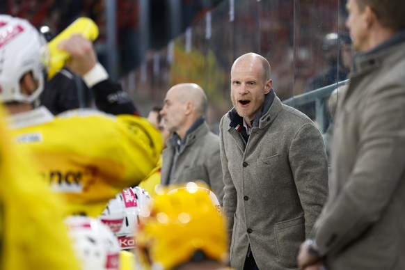 SCB Cheftrainer Toni Soederholm gibt Anweisungen, im dritten Eishockey Playoff Viertelfinalspiel der National League zwischen EHC Biel und SC Bern, am Samstag, 18. Maerz 2023, in der Tissot Arena in B ...