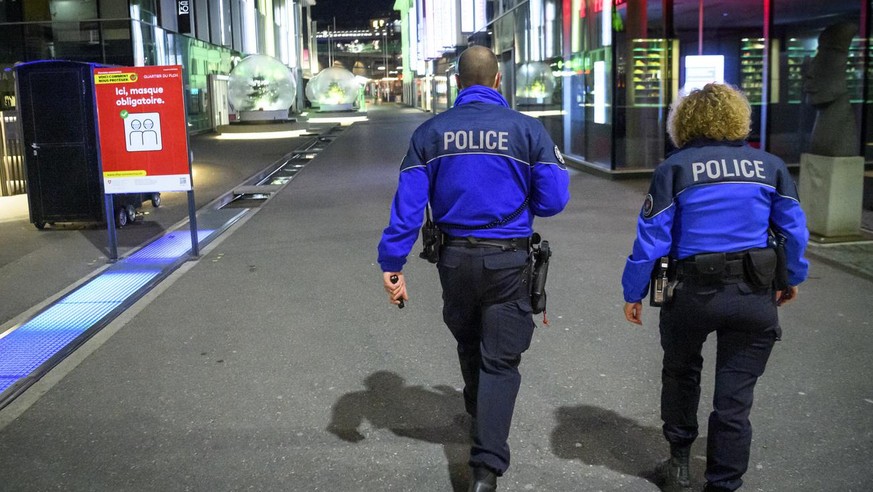 Lausanne&#039;s Police officers patrol to prevent the gathering of more than 5 people in the empty &quot;Quartier du Flon&quot; night district during the coronavirus disease (COVID-19) outbreak, late  ...