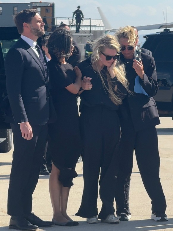 Erika Kirk, soutenue sur le tarmac d'un aéroport par JD Vance et sa femme Usha, juste après la mort de son mari.