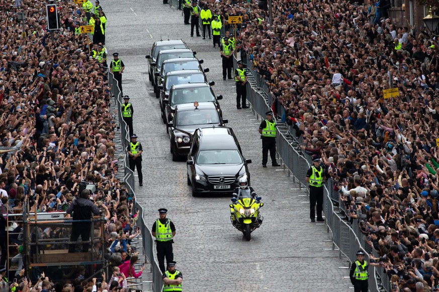 epaselect epa10178076 The hearse carrying the Queen&#039;s coffin arrives in Edinburgh, Scotland, Britain, 11 September 2022. The arrival of the hearse carrying Queen Elizabeth II marks the first stag ...