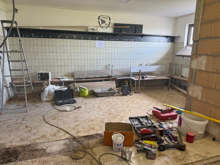 Les travaux sont en cours dans le vestiaire broyard, qui sera inauguré à la reprise du championnat en août.