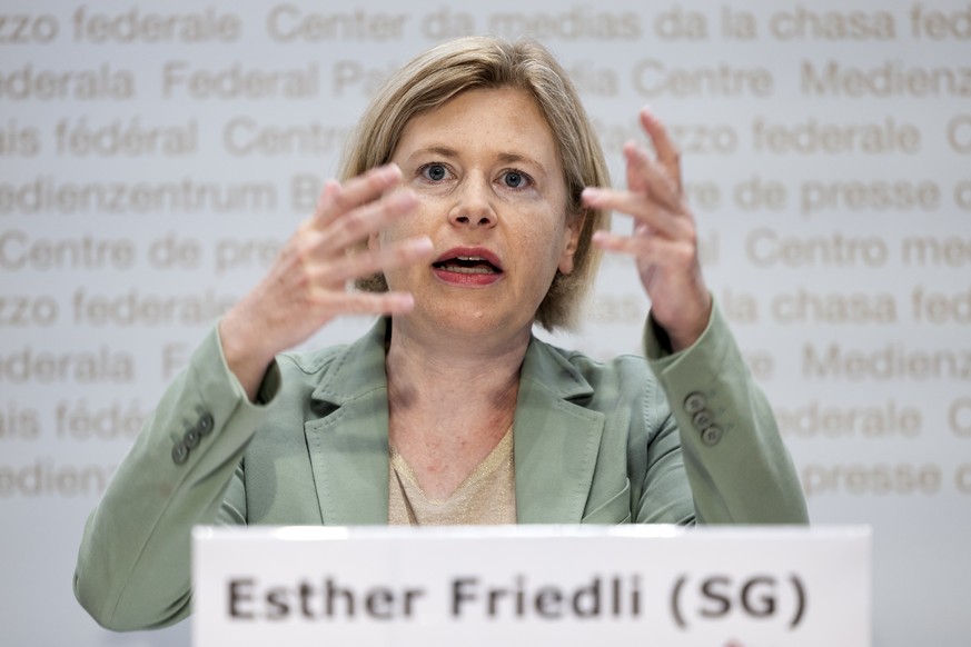 Esther Friedli, Nationalraetin SVP-SG, spricht waehrend einer Medienkonferenz der SVP zur Energieversorgung der Schweiz, am Donnerstag, 21. Juli 2022 in Bern. (KEYSTONE/Peter Klaunzer)