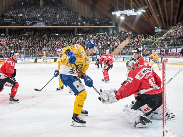 Simon Knan (au centre) et Davos ont signé un succès de prestige face au Team Canada.