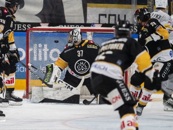 Sprunger, à droite, dévie le puck pour inscrire le 2-0